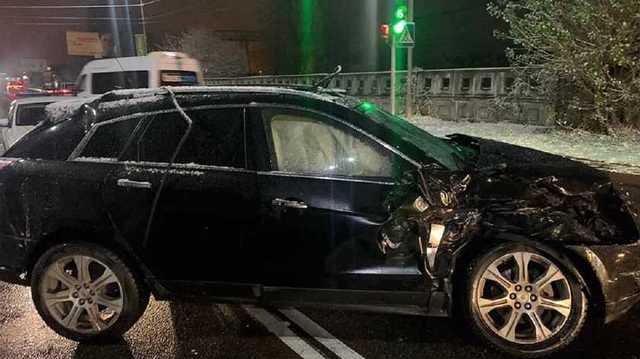 В Вышгороде водитель Cadillac врезалась в автобус