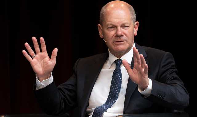 Преемник Меркель Шольц подарил ей кизиловый куст на прощанье