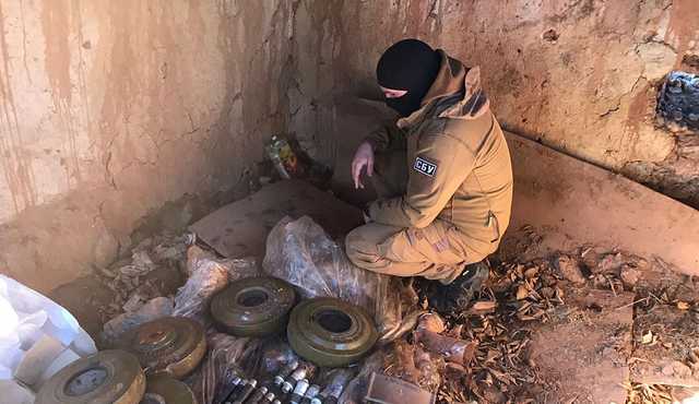 СБУ обнаружила на Донбассе схрон с противотанковыми минами: их планировали использовать против ВСУ