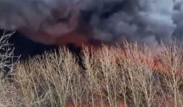 В Британии вспыхнул мощный пожар на заводе пластмассы, слышны взрывы