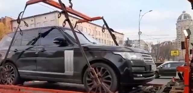 В Киеве полиция за неоплаченные штрафы забрала Range Rover