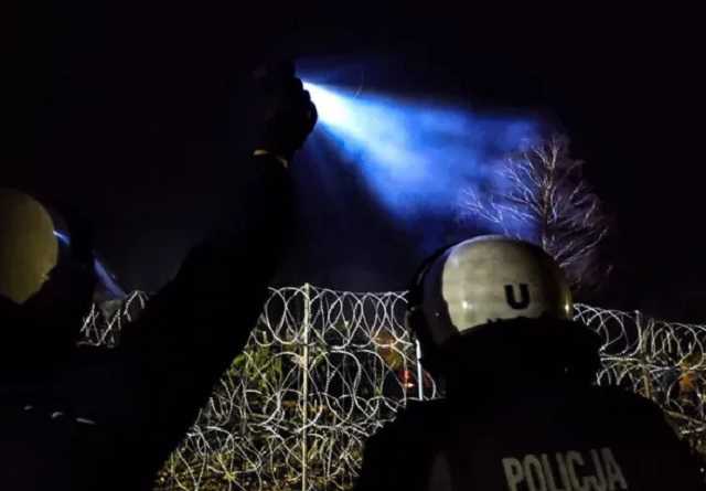 Бросали камни и светошумовые гранаты: мигранты снова штурмовали границу Польши