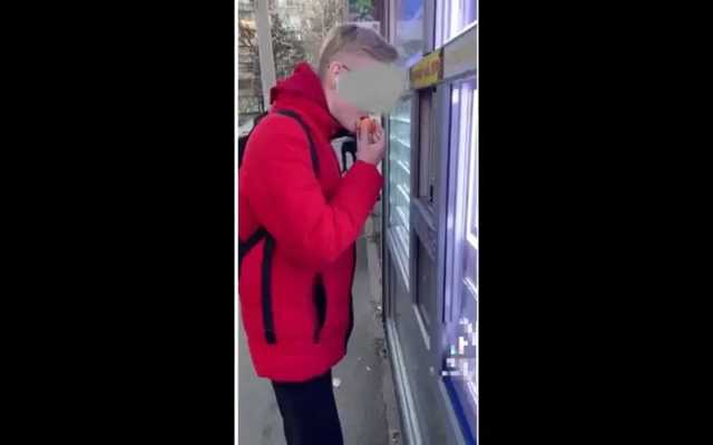 В Днепре юный «тиктокер» материл продавцов киосков и плевался в них яблоком