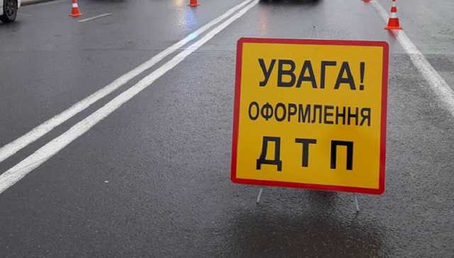 В Киеве грузовик протаранил автомобиль скорой помощи