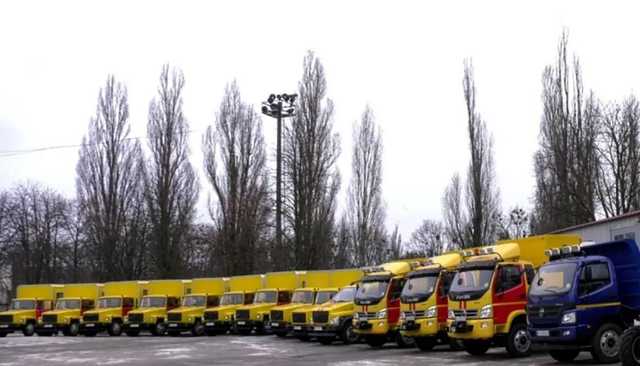 В Харькове загорелась машина коммунальщиков, люди выпрыгивали на ходу из огня