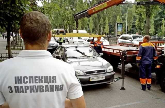 В Киеве инспекторам по парковке платят больше, чем полицейским: названы суммы