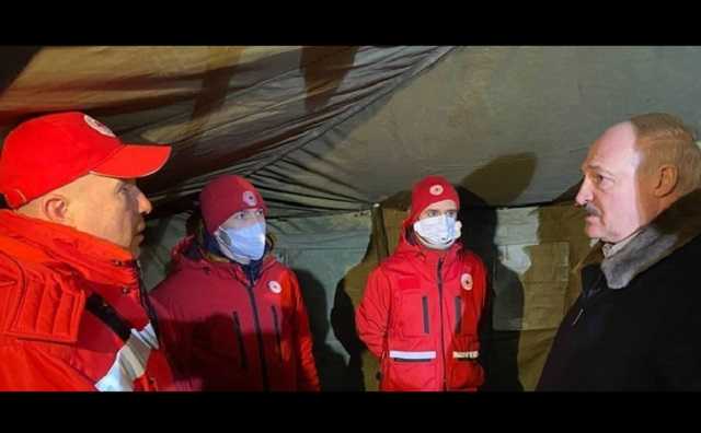 Лукашенко приехал к мигрантам на границу