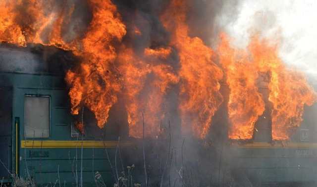 В Ивано-Франковске горел поезд: видео с места происшествия