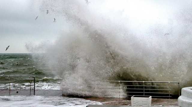 В Одессе произошел сокрушительный шторм: разрушило террасу на побережье