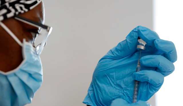 В Минздраве ЮАР заявили об эффективности вакцин против нового штамма "омикрон"