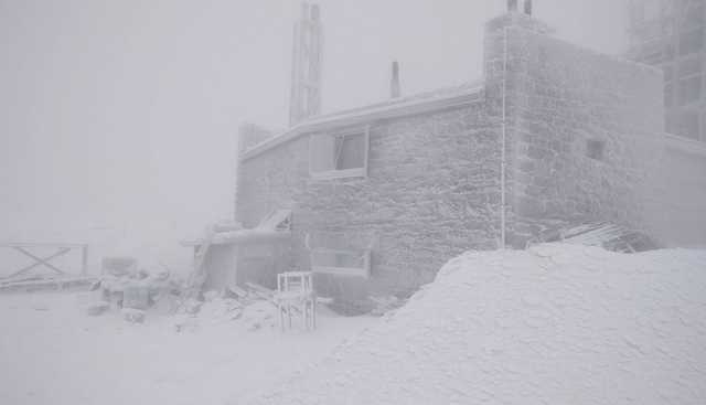 В Карпатах выпал снег и поднялся сильный ветер