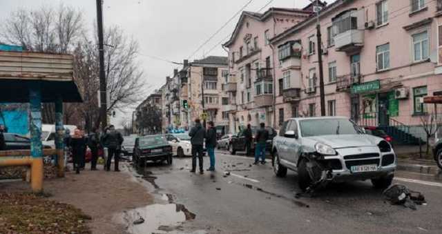 В Днепре – тройное ДТП: водителей ВАЗ и Porsche госпитализировали