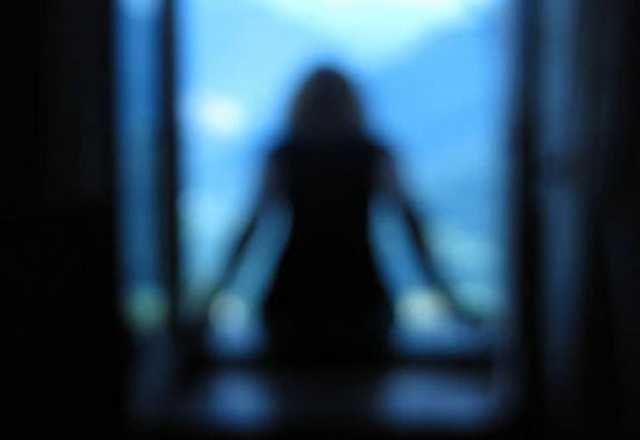 На Донеччині патрульні врятували дівчину, яка хотіла вистрибнути з вікна