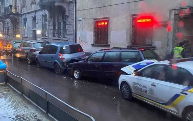 Во Львове патрульный полицейский протаранил припаркованные автомобили