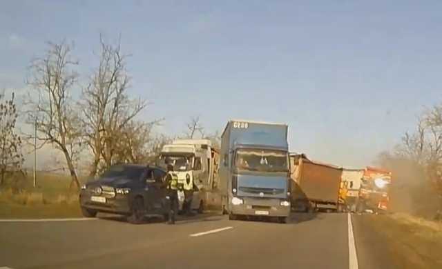 Появилось видео момента ДТП с четырьмя фурами на трассе Николаев-Одесса