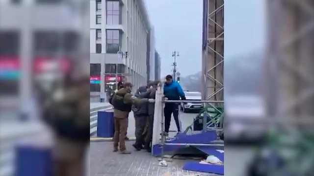 В Киеве мужчина пытался разрушить установленную на Крещатике Ханукию