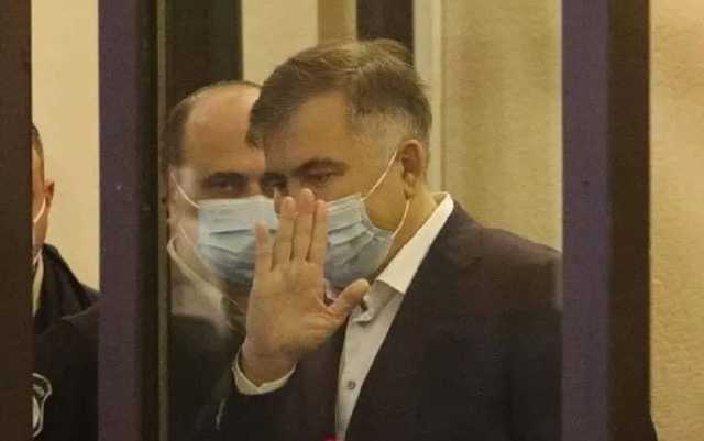 Саакашвили впервые после задержания доставили в суд: у здания начались потасовки