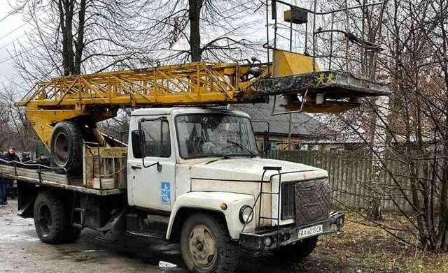 Мужчина с лопатой налетел на работников Харьковоблэнерго