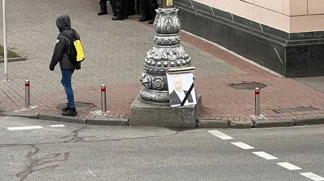 Под Радой поставили портрет Гордона с траурной лентой