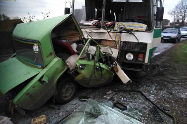 На Харьковщине столкнулись автобус и легковое авто, есть погибший