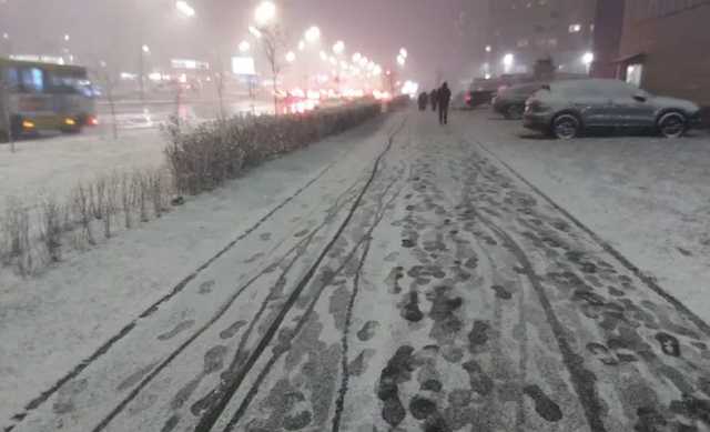 Снег и ДТП на дорогах: в Киеве вечером образовались пробки