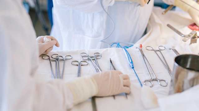 В Черкассах врачи достали у ребенка из горла иголку