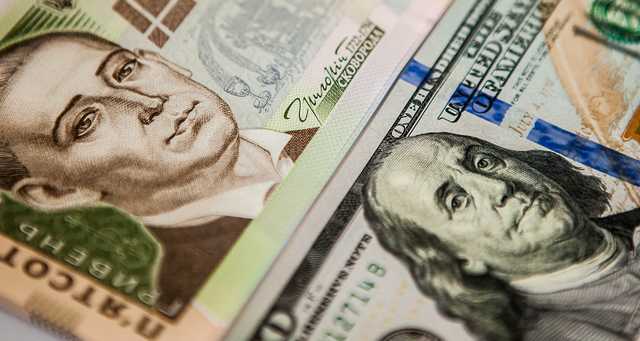 В первый день зимы гривня на межбанке Украины подешевела на 17 копеек