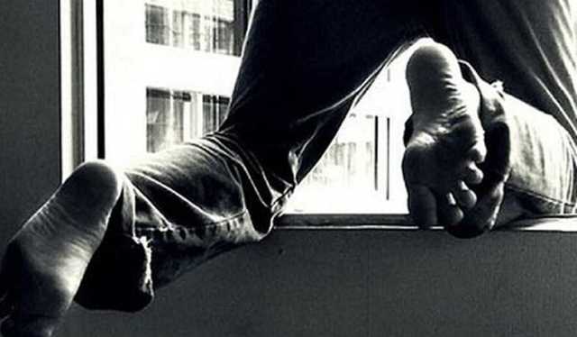 В Одесі патрульні завадили чоловіку вистрибнути з 9-го поверху