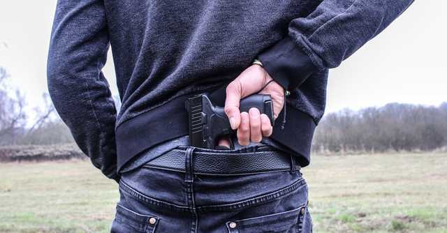 В Днепре мужчина обстрелял авто возлюбленной и пытался сбежать: его задержали силой