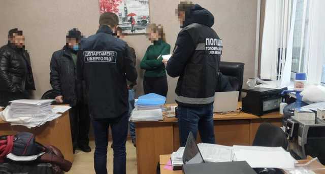 Двоих госрегистраторов подозревают в незаконных действиях с реестром