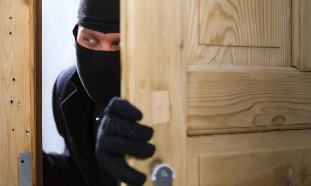 Шли за детьми: полиция показала, как воры "обчищали" квартиры под Киевом