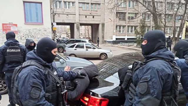 У Дніпрі затримали трьох озброєних іноземців, які грабували квартири