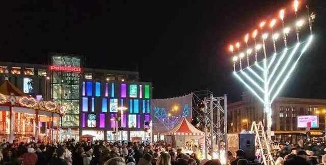 Собрались тысячи людей: в центре Днепра зажгли седьмую ханукальную свечу