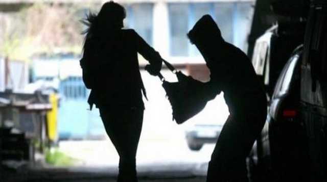 В Каменском неизвестный напал на девушку и пытался ограбить: момент попал на видео