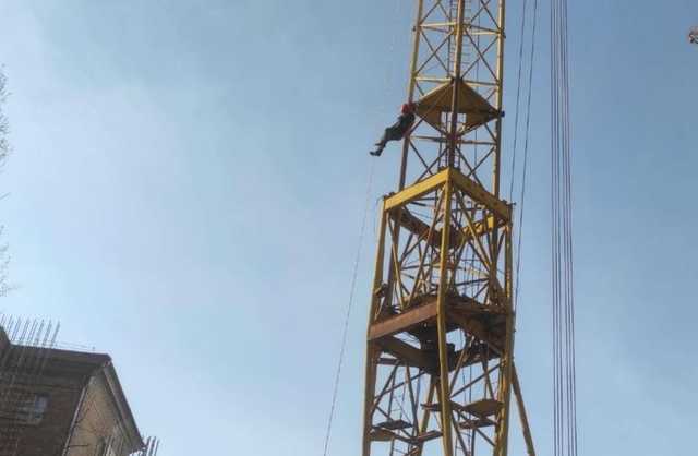 В центре Киева машинисту крана стало плохо на высоте 10 этажа