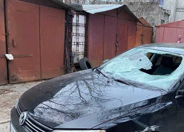 Вытаскивали через лобовое стекло: в Киеве полицейские задержали водителя-"мажора"