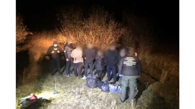 Пограничники задержали четырех азербайджанцев с украинским проводником у границы с Россией