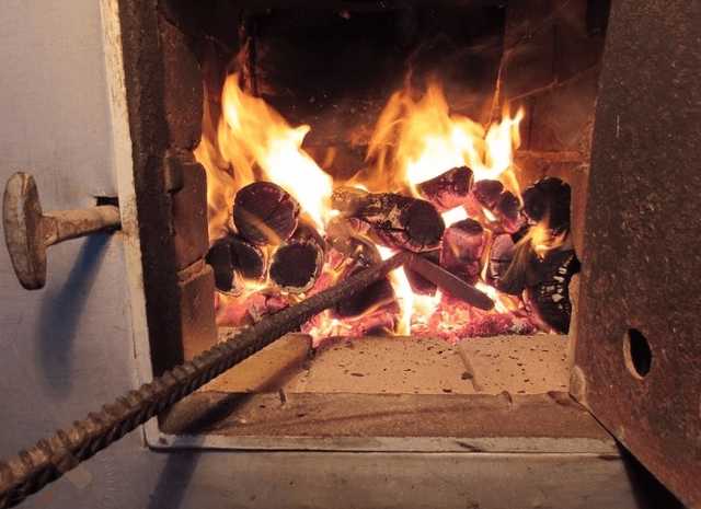 На Хмельниччині до 4 років ув’язнення засудили чоловіка, який «виховував» дітей розпеченою коцюбою