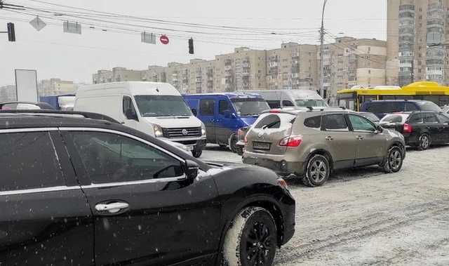 В Киеве снегопад спровоцировал многочисленные пробки