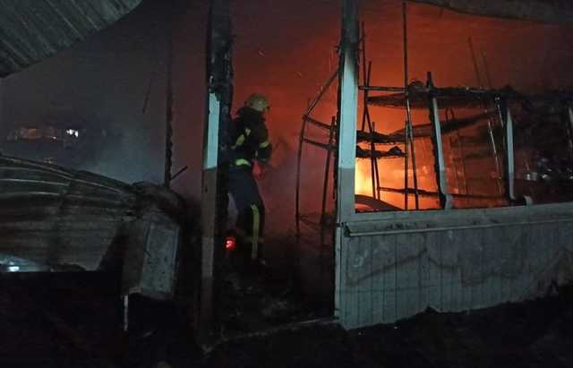 Восемь торговых павильонов сгорели на Оболони в Киеве, жертв нет, – ГСЧС