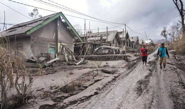 В Индонезии пепел вулкана засыпал дома, несколько человек пропали без вести