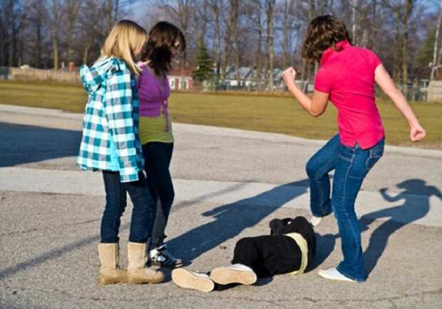 В Запорожье школьницы жестоко избили трех девочек