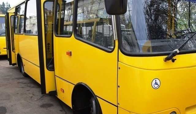 В Николаеве водитель выбросил из автобуса и избил пассажира-хама