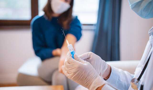 На фоне вспышки "Омикрона": в ЮАР разрешили бустерную прививку всем совершеннолетним