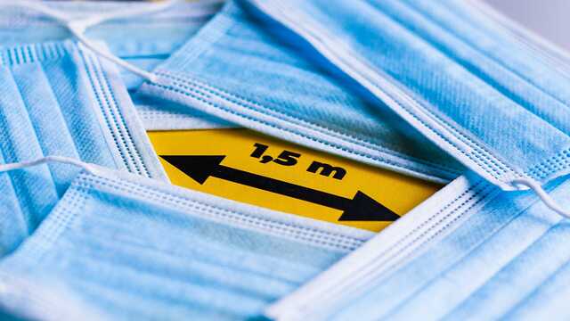 Масочный режим и COVID-пропуска: в Англии вводят "план Б", чтобы сдержать новый штамм