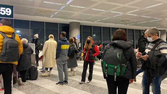 Более 100 украинцев почти на сутки застряли в аэропорту Милана