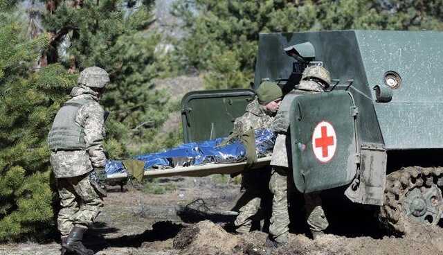 На Донбассе в результате обстрелов пострадали двое военных