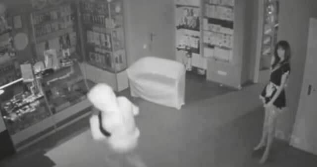 Вибраторы исчезли: в Запорожье мужчина ограбил секс-шоп