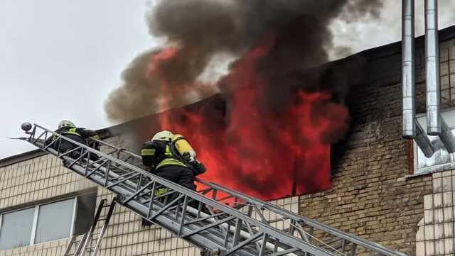 В Киеве произошел пожар в офисно-складском здании