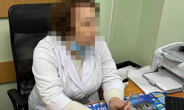 В Киеве полицейский и медик торговали сертификатами о вакцинации